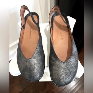 Metallic-Round Toe Gray Distressed Slingback Flat Shoes. Cypris. L’AmourDesPieds